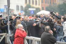 Dziennikarze całą gromadą rzucili się na kard. Sandriego, który właśnie wyszedł z Auli Pawła VI. Fot. Michał Klag