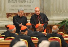 Abp Wiednia kard. Christoph Schoenborn (z prawej) i ks. prałat Konrad Krajewski, ceremoniarz papieski. Fot. Michał Klag