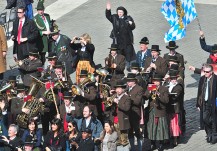 Wśród wiernych przybyłych na Plac św. Piotra nie zabrakło krajan Benedykta XVI z Bawarii. Fot. Michał Klag