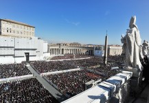 Tłumy wiernych przed Bazyliką św. Piotra stanowiły wielki znak wdzięczności za pontyfikat Benedykta XVI. Fot. Michał Klag