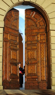 Zamknięcie wrót rezydencji papieskiej w Castel Gandolfo w symboliczny sposób zakończyło pontyfikat Benedykta XVI. Fot. Michał Klag