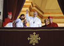 Papież Franciszek na balkonie bazyliki św. Piotra.