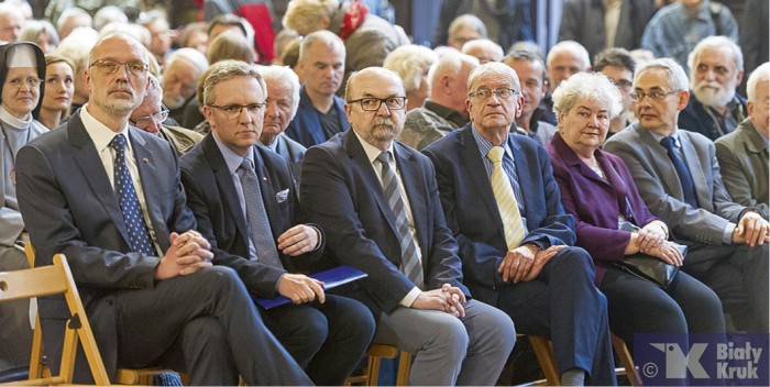 Rząd profesorów podczas Dnia Patrioty w krakowskim „Sokole” w 2019 r. Od lewej: Andrzej Nowak, Krzysztof Szczerski, Ryszard Legutko, Wojciech Roszkowski, Bożena Kawecka, Krzysztof Ożóg i Janusz Kawecki. Fot. Michał Klag