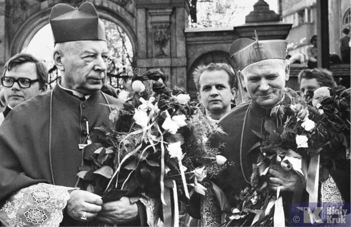 Kard. prymas Stefan Wyszyński i kard. Karol Wojtyła na krakowskiej Skałce w 1968 r. w trakcie majowych, dorocznych uroczystości ku czci św. Stanisława (pomiędzy nimi ks. Stanisław Dziwisz). Obu wybitnych hierarchów łączyły głęboka ojcowsko-synowska więź oraz wielki wzajemny szacunek.