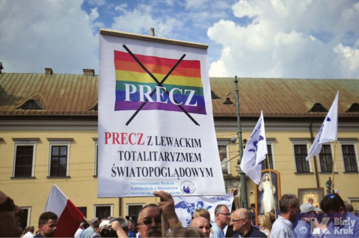 Przywiązanie do katolicyzmu i do tradycyjnych wartości, w tym do rodziny, jest w Polsce nieustannie żywe, o czym świadczy choćby postawa krakowian manifestujących przeciw agresywnej propagandzie lobby LGBT. Fot. Adam Wojnar