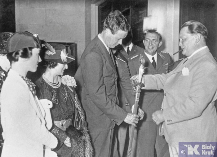 Szef Oberkommando der Luftwaffe Hermann Göring wręcza nazistowski medal Charlesowi Lindberghowi, 1936 r. Amerykański as lotniczy popadł w niebezpieczną fascynację Hitlerem i jego śmiercionośną ideologią. Fot. Wikimedia