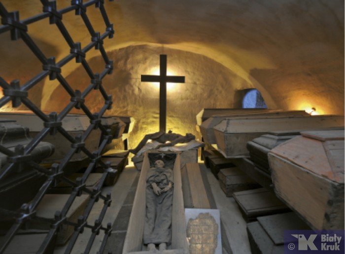 Sanktuarium Relikwii Drzewa Krzyża Świętego w Świętym Krzyżu – krypta grobowa w podziemiach klasztoru, gdzie spoczywają szczątki zakonników. Fot. Adam Bujak