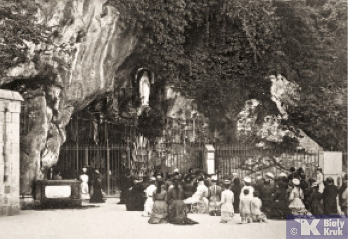 Pielgrzymi modlący się w grocie Massabielle; fotografia z 1872 r. Fot. wellcomecollection